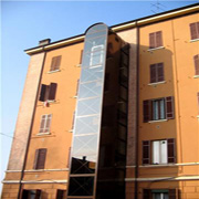 Struttura esterna con ballatoi e finestre